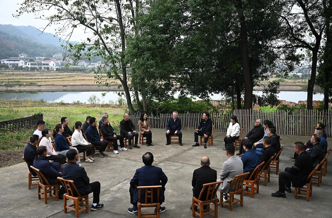 沈晓明在益阳市碧云峰村宣讲党的二十届四中全会精神