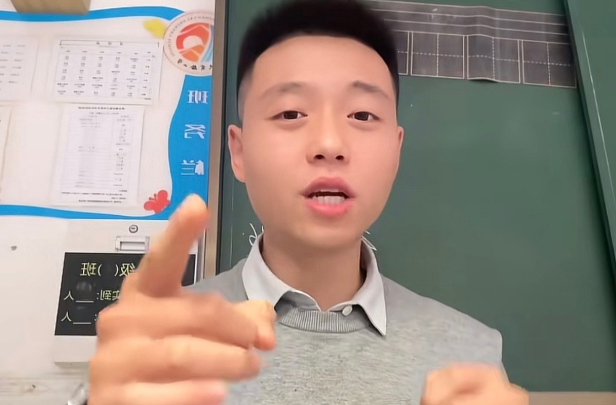 小学老师“喊麦”式教学爆红网络，明星申请当班长