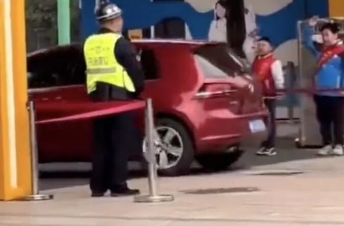 让学生向进入校门的车辆敬礼，这样的形式主义要不得