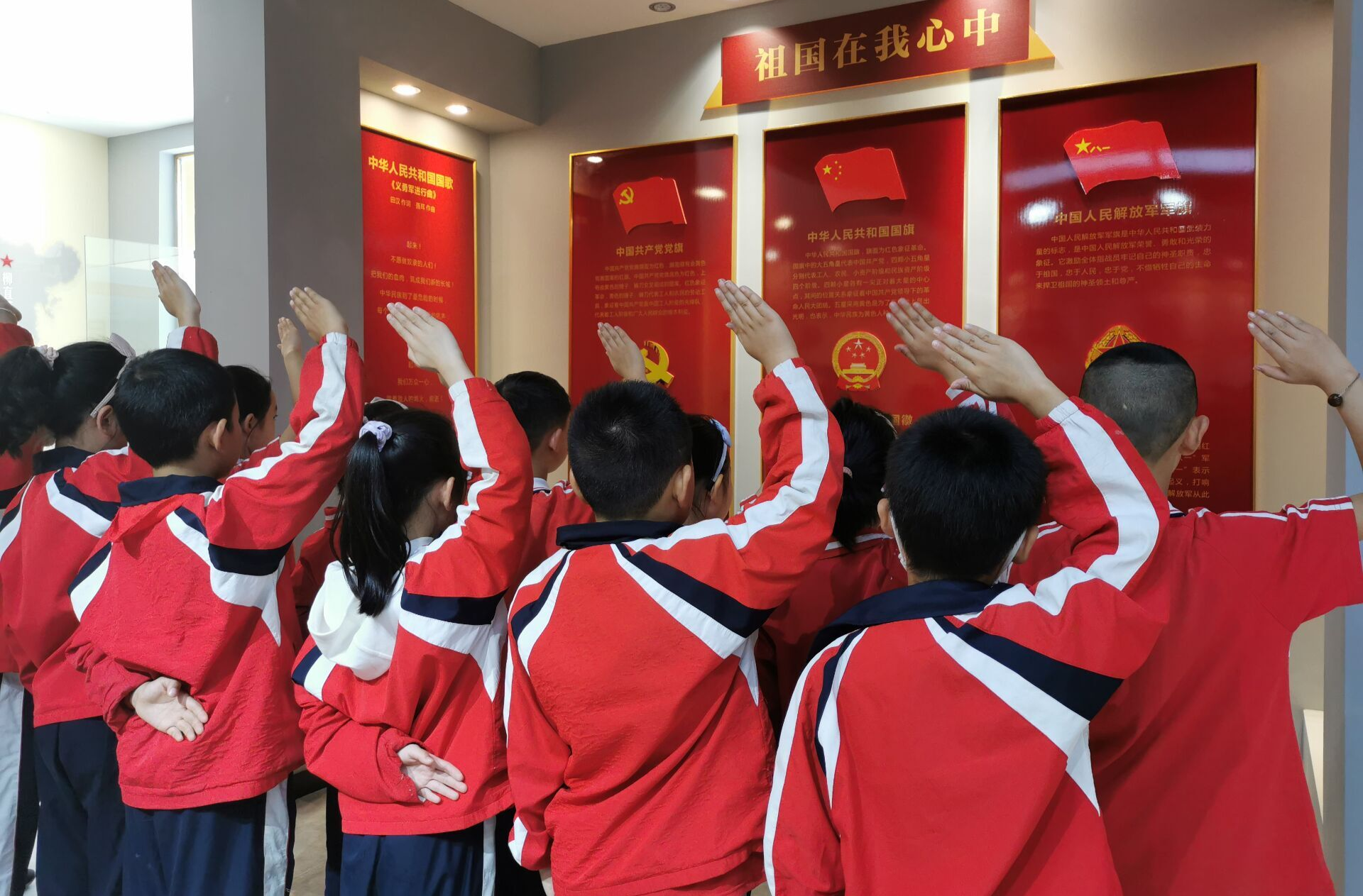 以红色薪火照亮青春征程