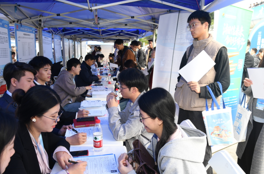 湖南携超1.3万个岗位入川揽才，要求本科学历岗位占55.8%