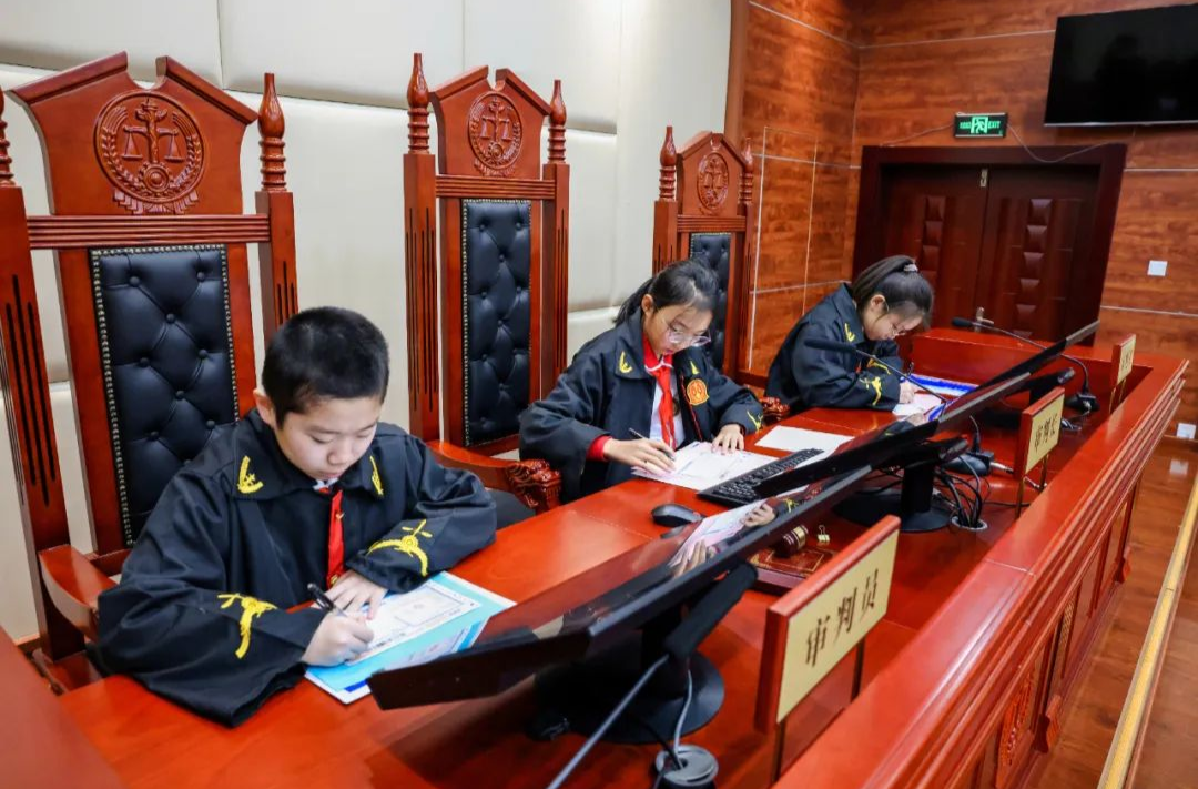 青少年法治教育应“社会共治”