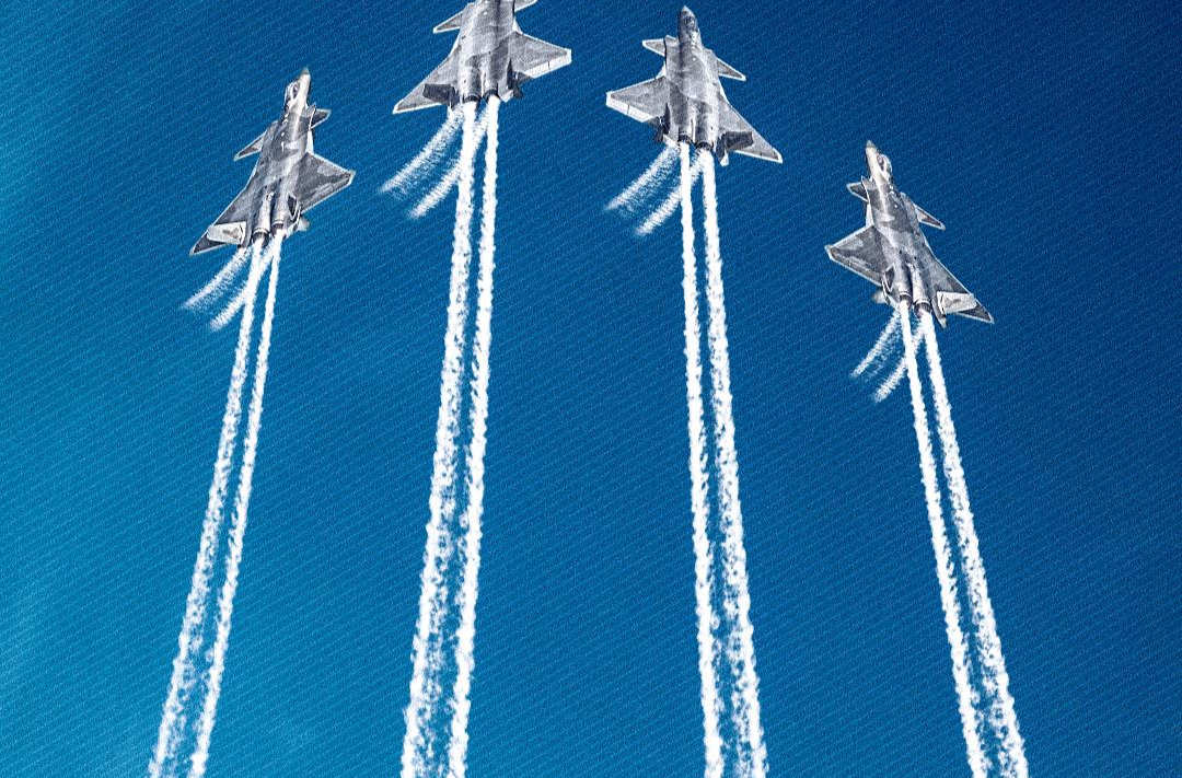 今天，祝人民空军生日快乐！