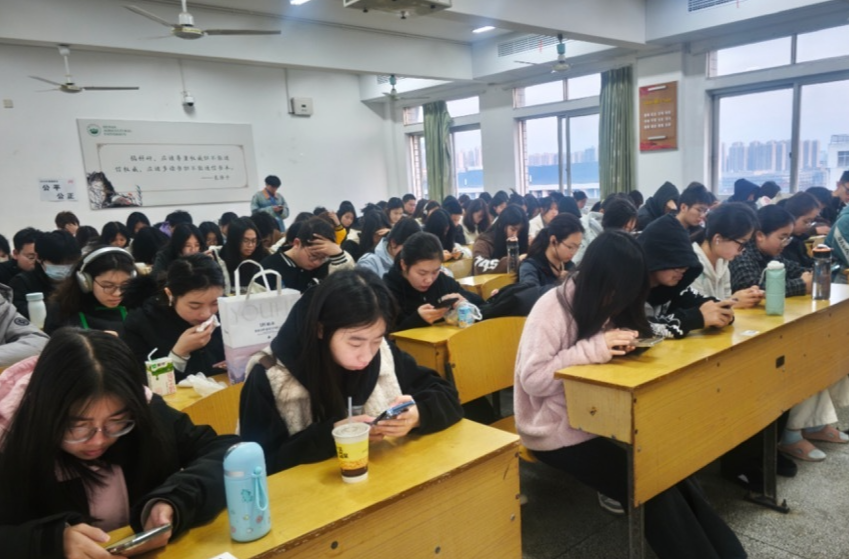 强制早晚自习、建家长群发成绩单……大学“高中化”，问题出在哪？