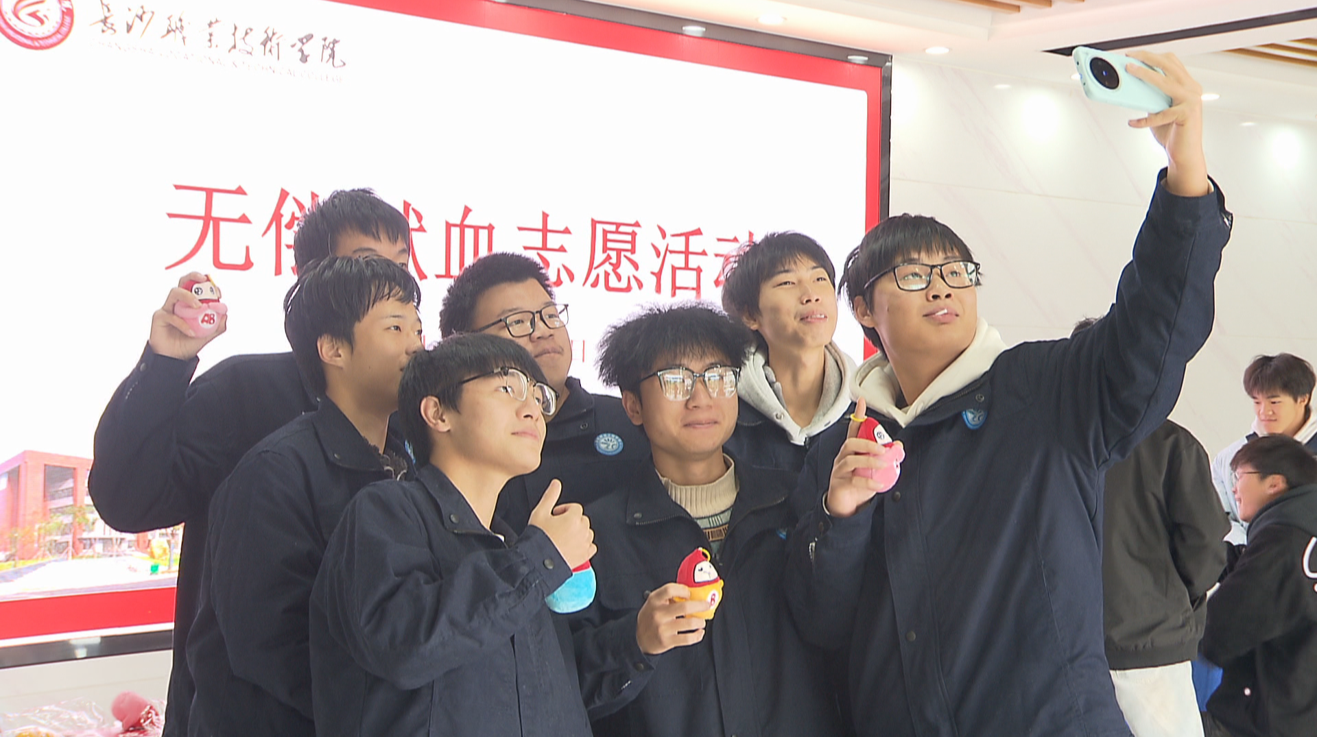 热血青春！长沙职院一寝室全员为爱挽袖