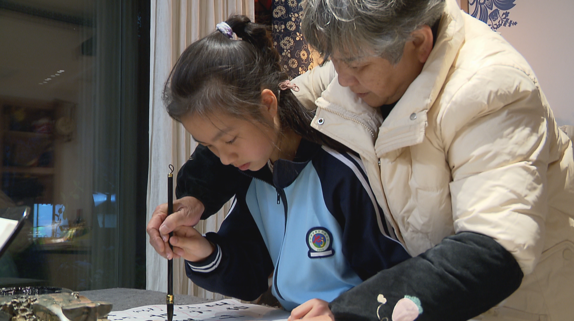 这位“共享奶奶” 义务辅导邻里孩子十余年