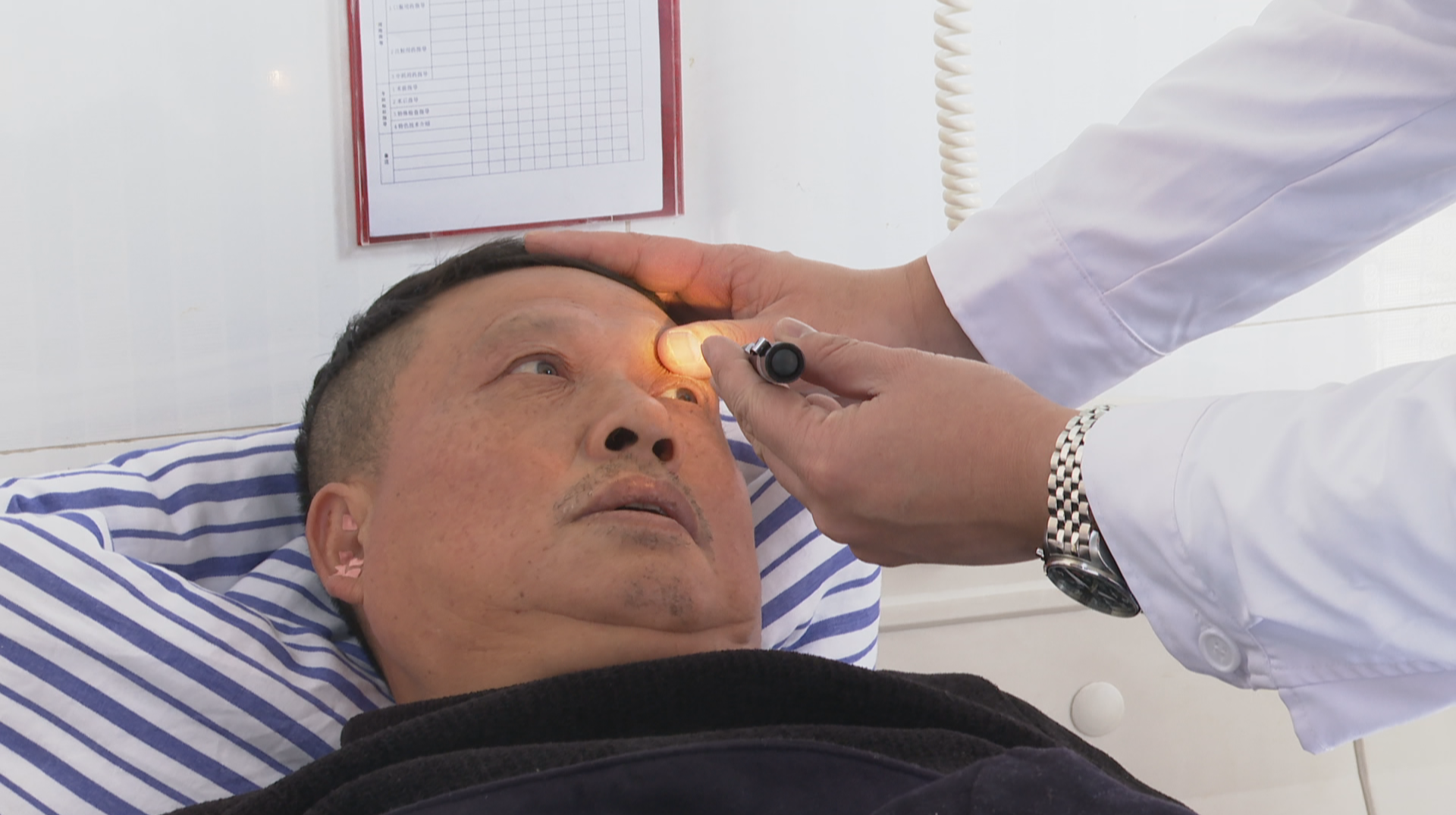 男子打磨锈锅 铁屑“射”眼险些失明