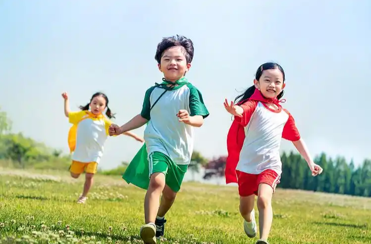 给孩子一片自由探索的“原野”