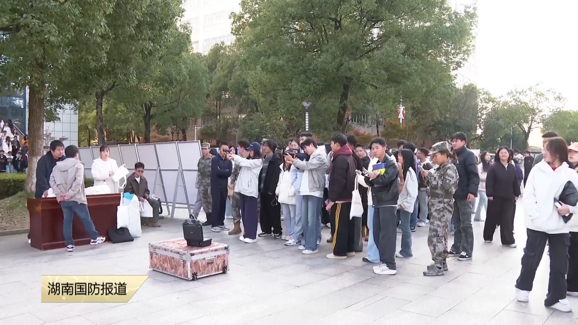 湖南省高校大学生征兵宣传活动走进湖南工程职业技术学院——青春不止有课堂与学习 还能手握钢枪