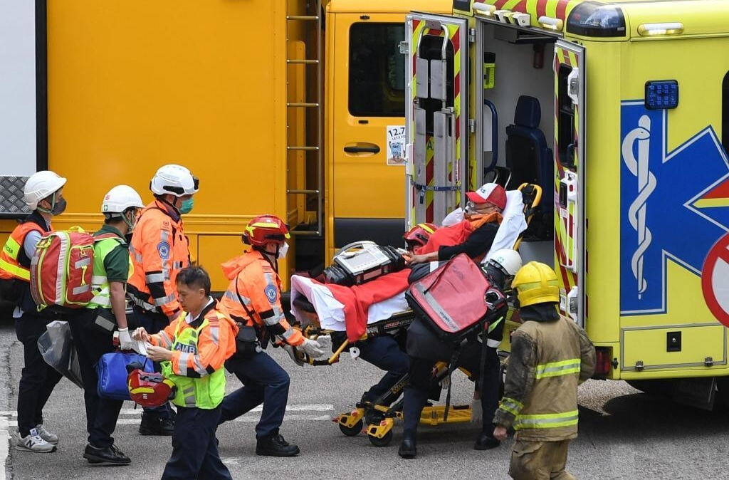 全力以赴灭火 万众一心救灾——香港大埔火灾救援现场直击