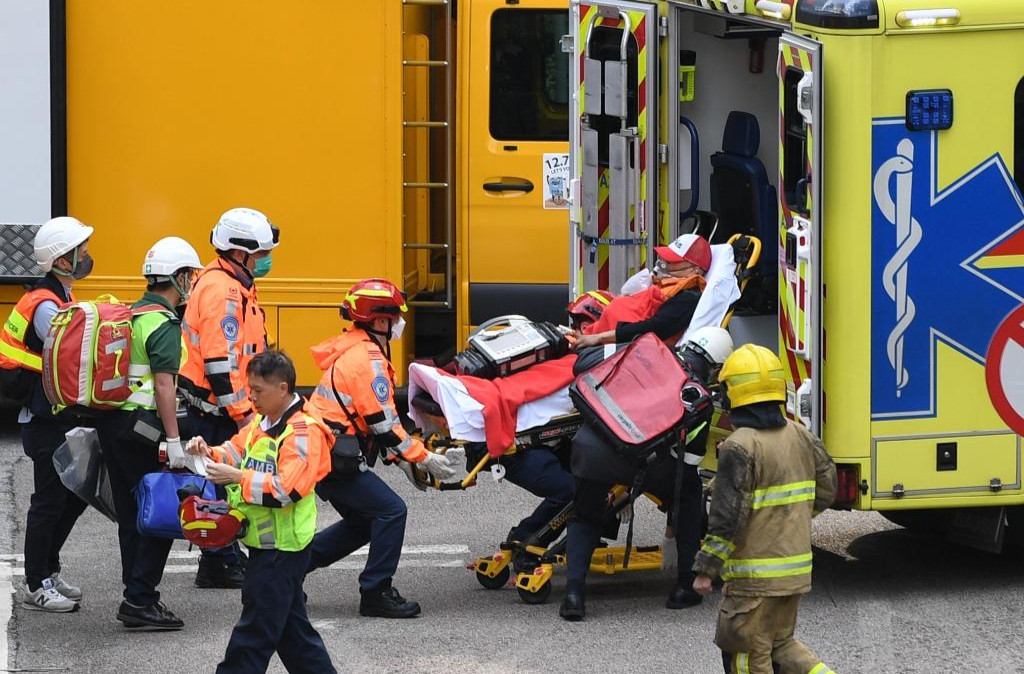 全力以赴灭火 万众一心救灾——香港大埔火灾救援现场直击