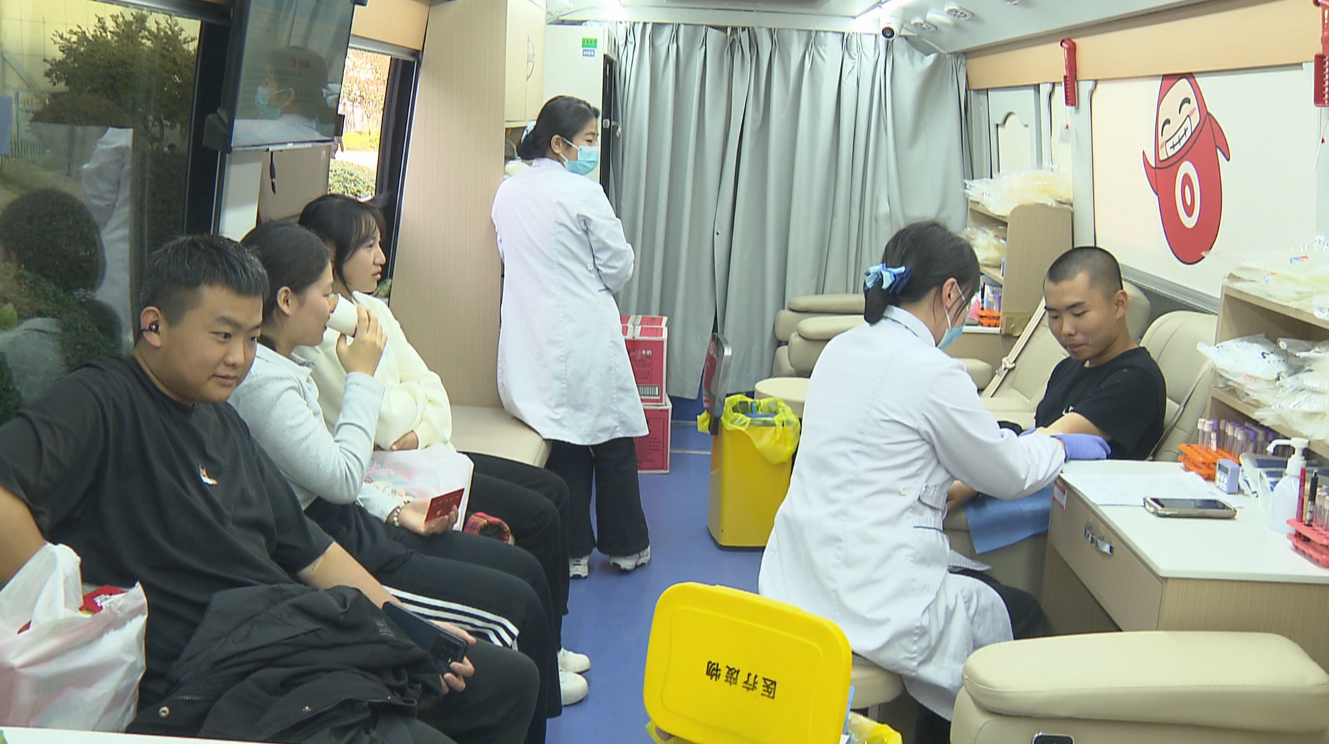 克服“晕针晕血” 警院学子完成人生第一次献血