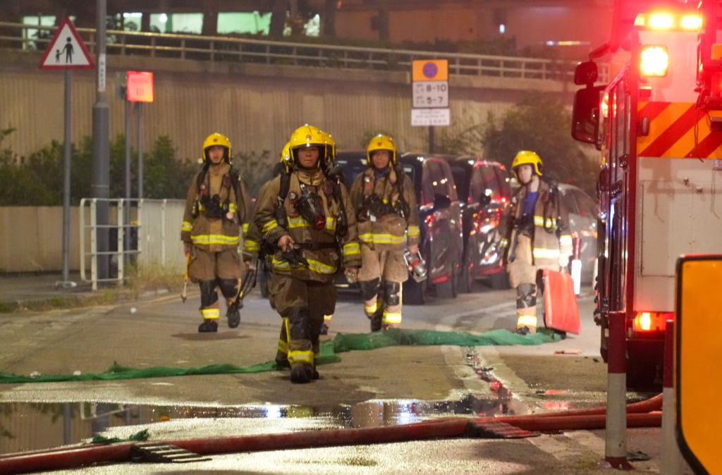 无论环境多复杂，拯救不会停——香港大埔火灾救援中的消防员群像