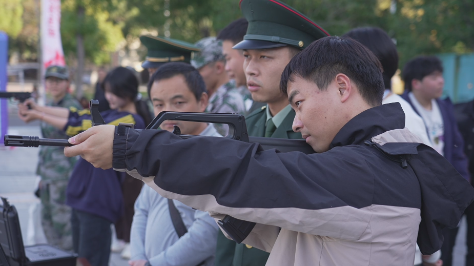 沉浸式体验+多形式宣讲，湖南这所高校征兵氛围太浓了 图2
