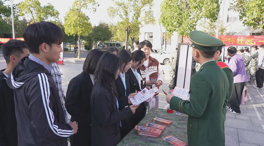 沉浸式体验+多形式宣讲，湖南这所高校征兵氛围太浓了 图3