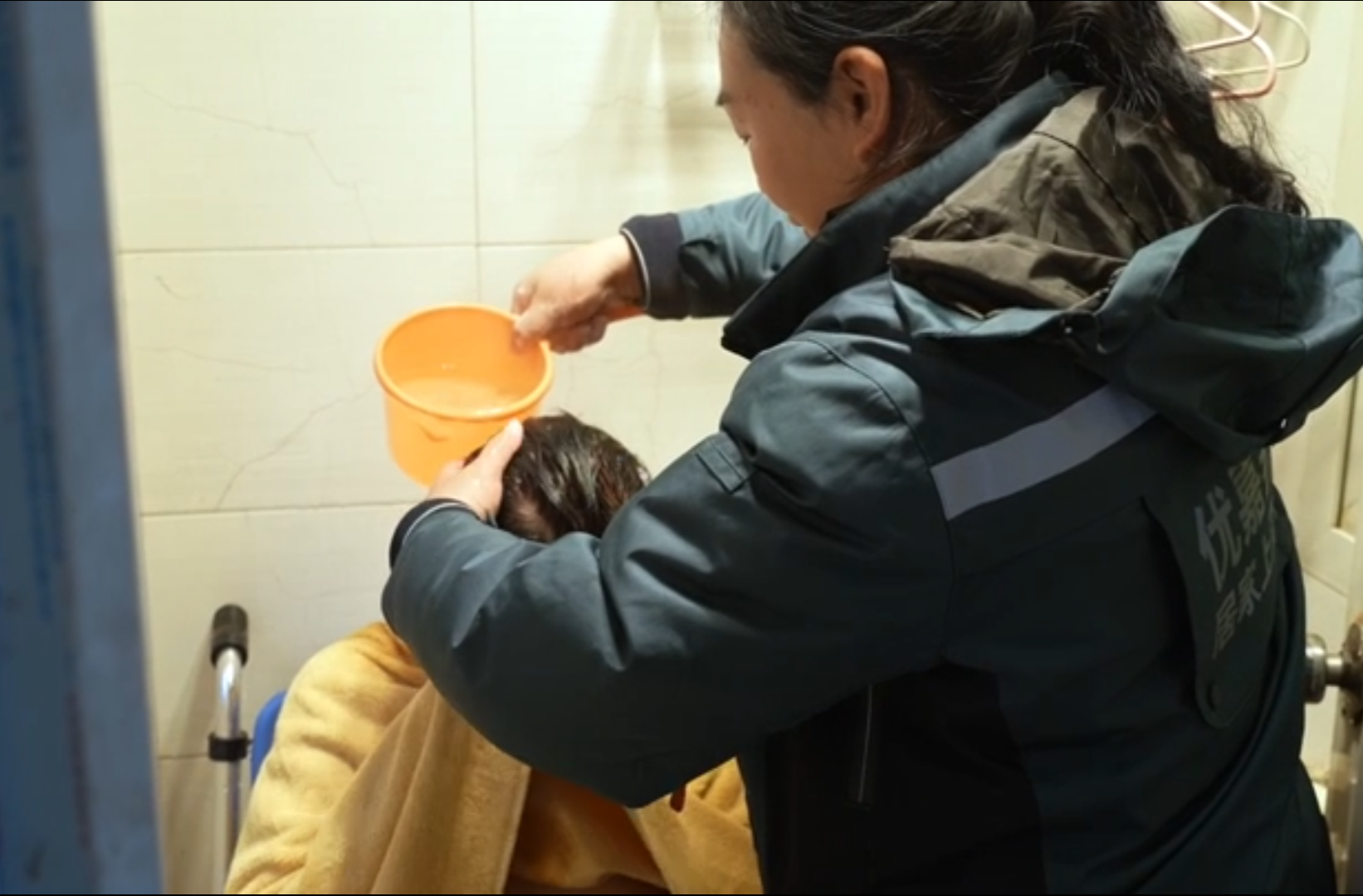 网络纪录片三等奖作品《他们等着我给他们洗澡》