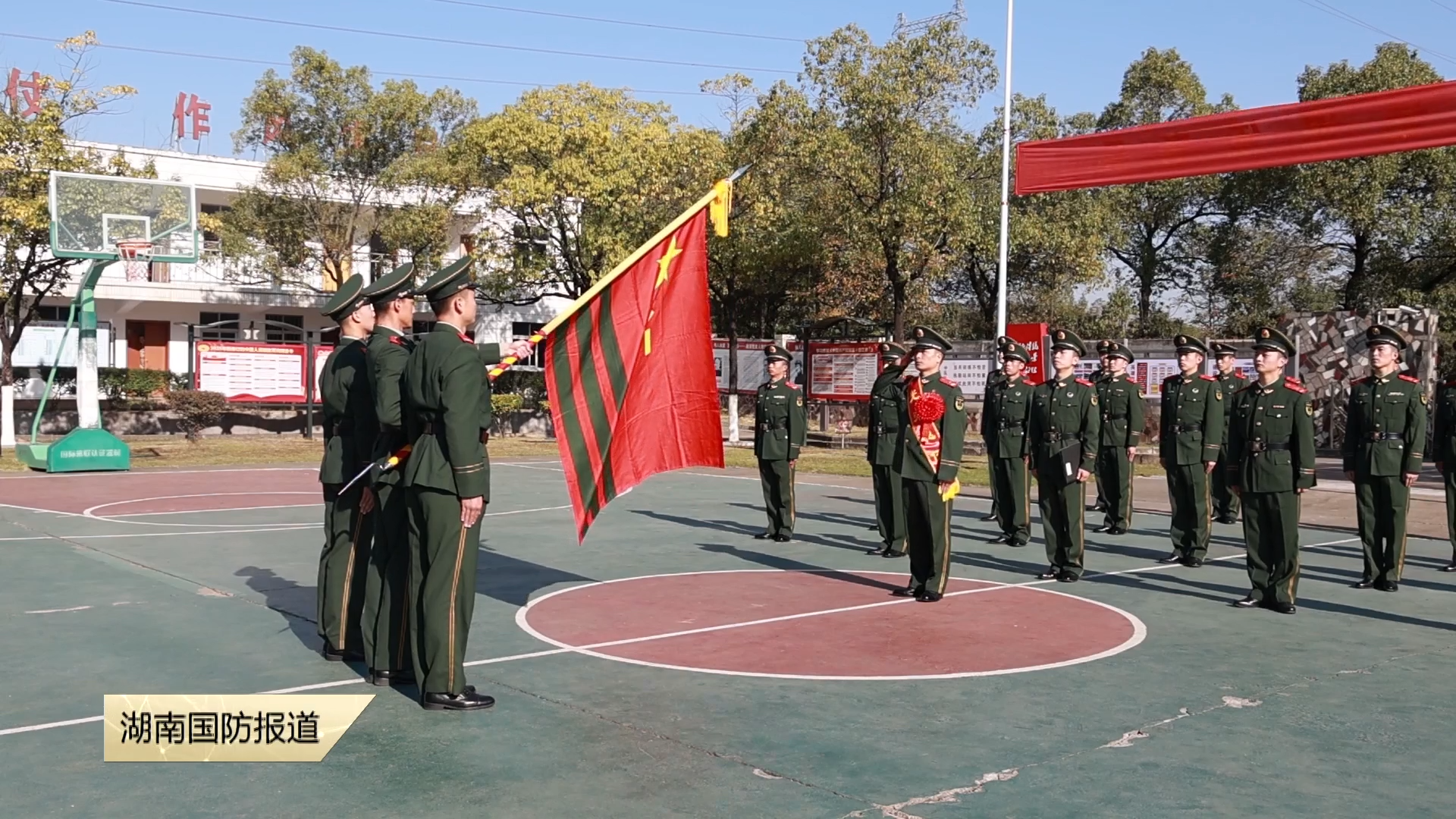 武警湖南总队以多种方式为服役多年老兵送行