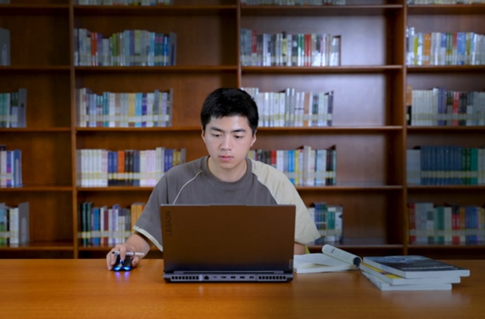 大学生纪实短片二等奖作品《父亲的肩膀》