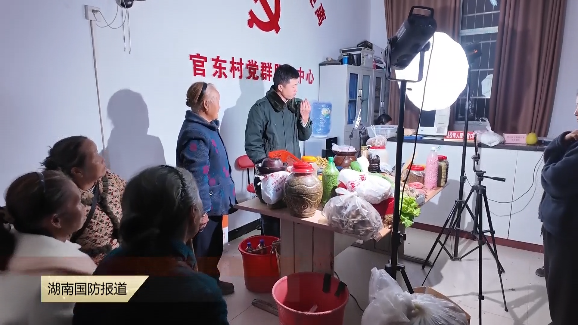 90后“兵支书”黄杰：直播助农售山货 闭塞山村破困局