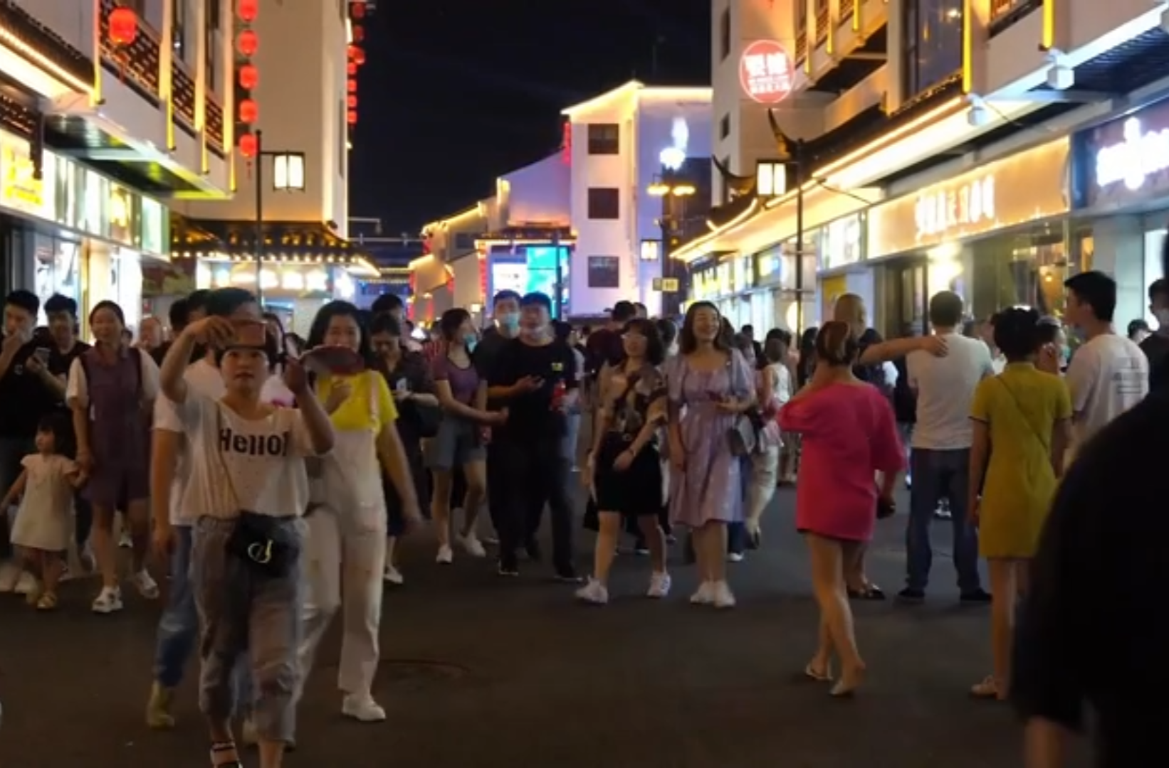 大学生纪实短片三等奖作品《别“YOUNG”夜生活》