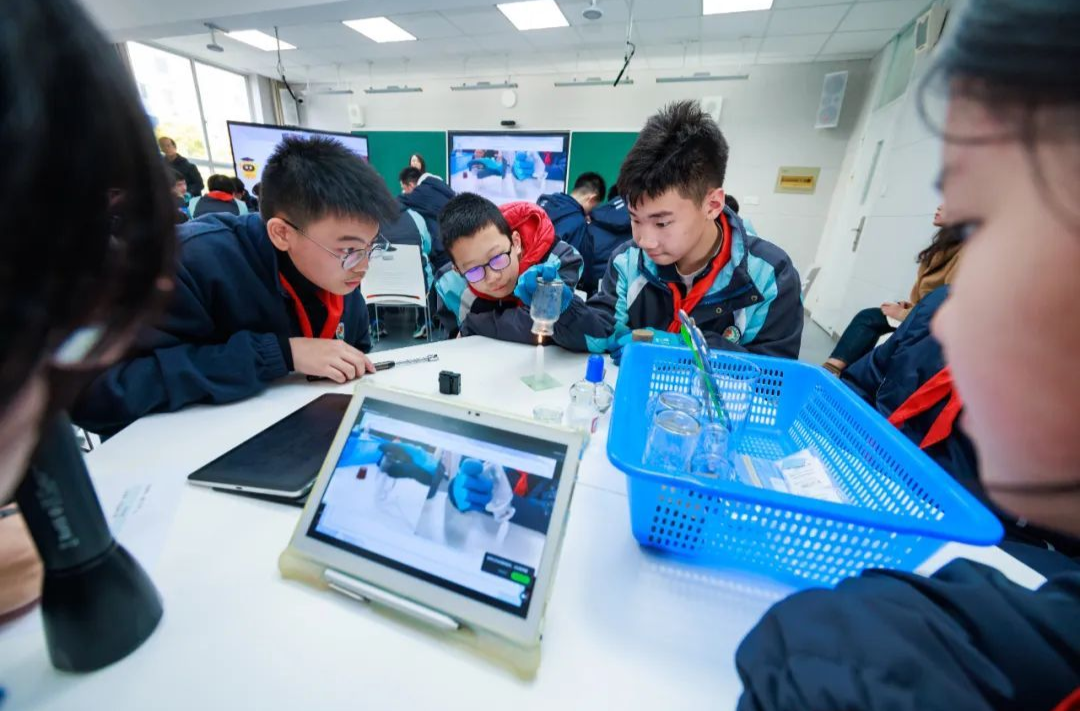 AI入课堂既要“缰绳”也要“导航”