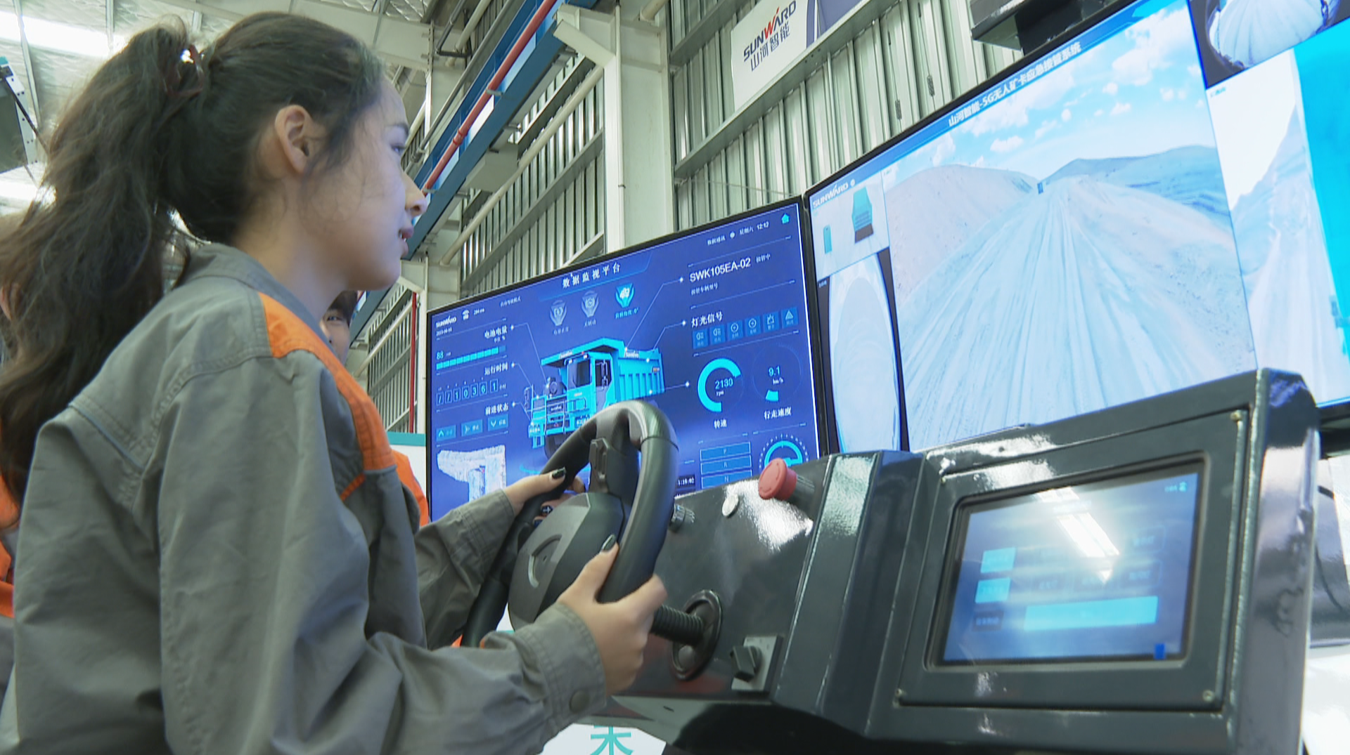 少数民族大学生沉浸式感受科技“智造”魅力