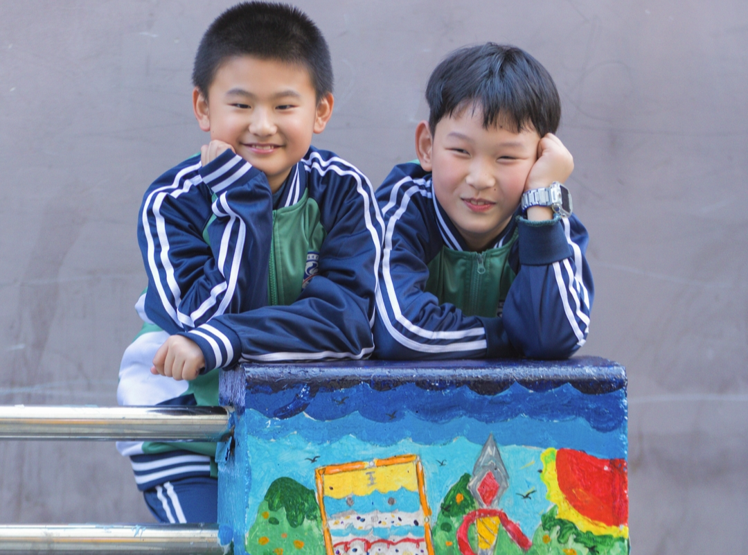 校门变成了户外课堂，26个护学石墩“开口讲成语”