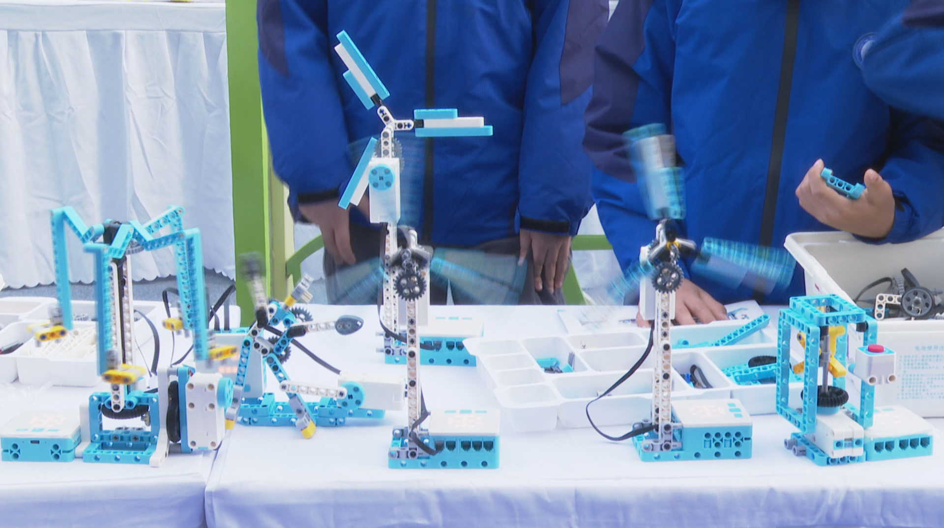 “水火箭”升空“废光盘”造卫星 小学校园上演科创奇趣秀