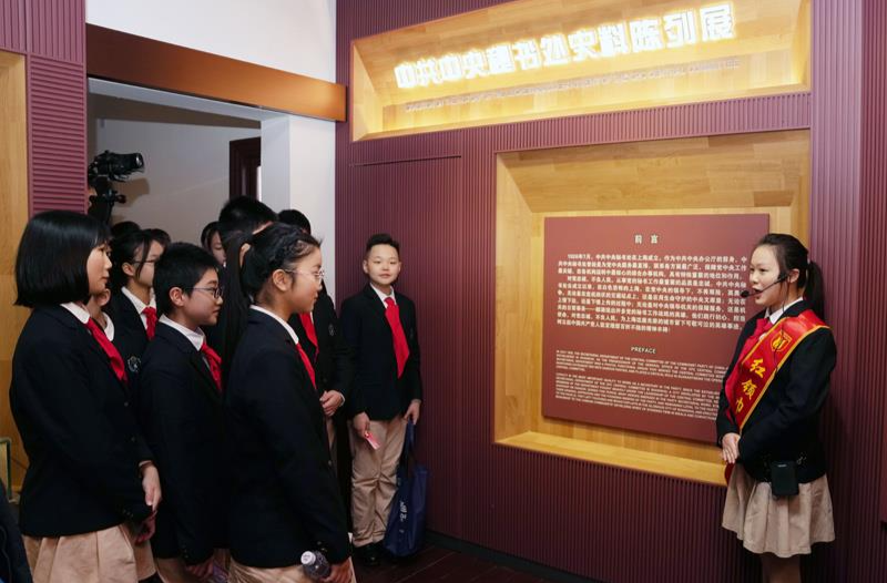 时政微观察丨浇花浇根 育人育心