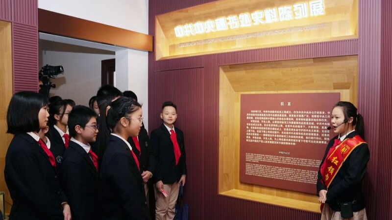 时政微观察丨浇花浇根 育人育心