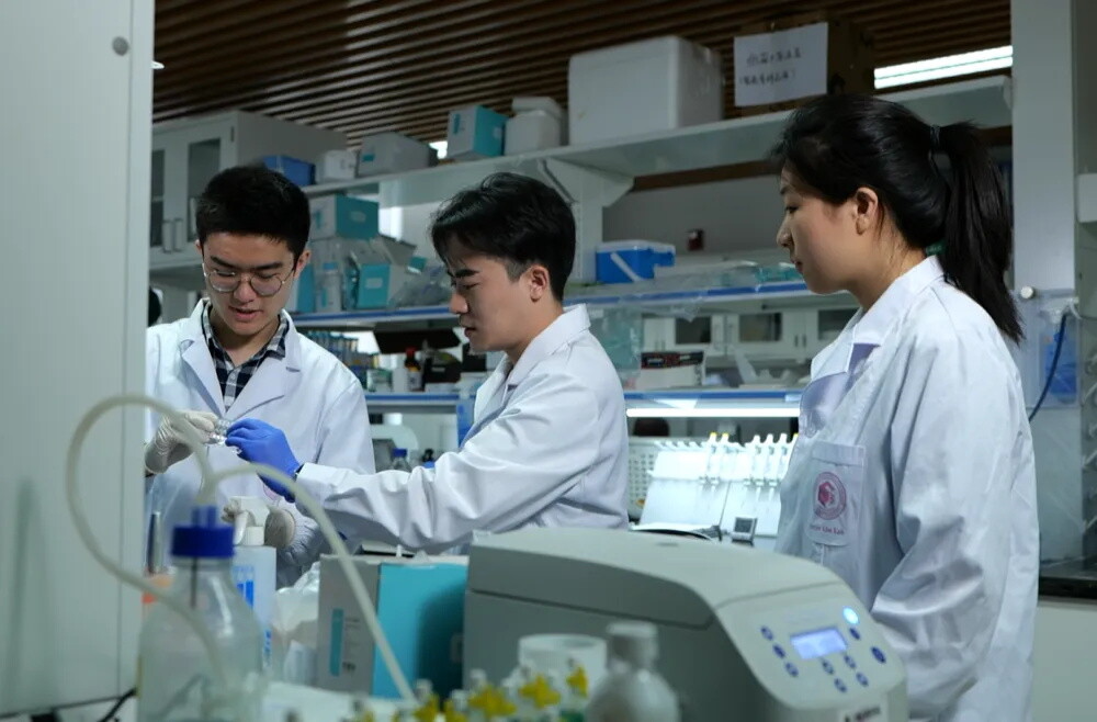 科研经费少、职称晋升难……高校青年教师的烦恼咋解决？