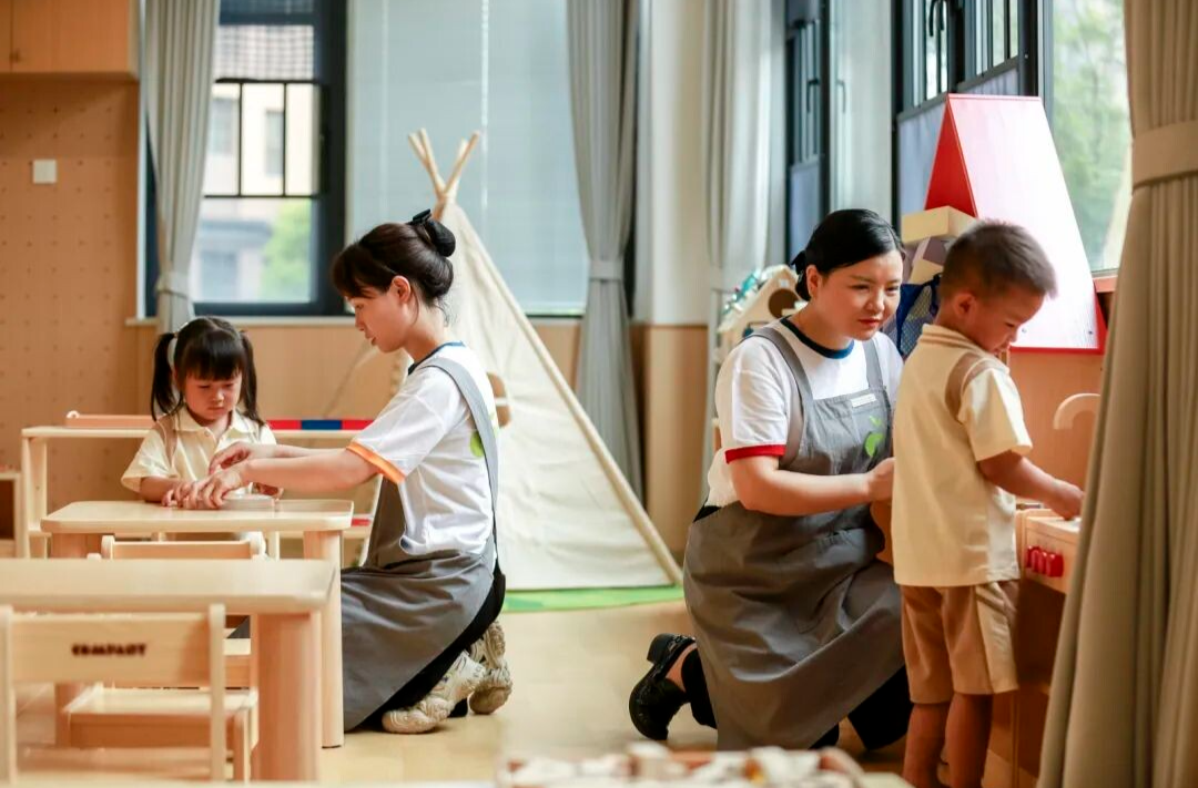 降低家庭养育成本，我国拟对托育服务专门立法