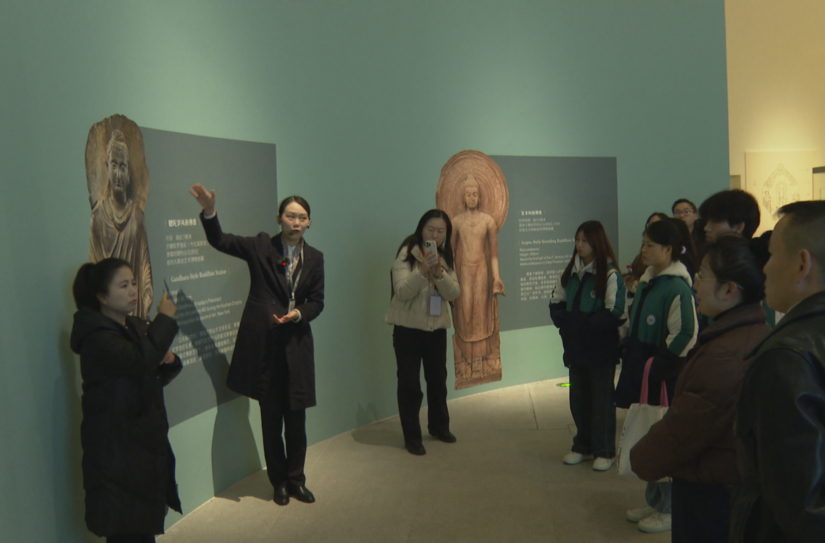 用手语对话千年佛像 把东方微笑“带回家”