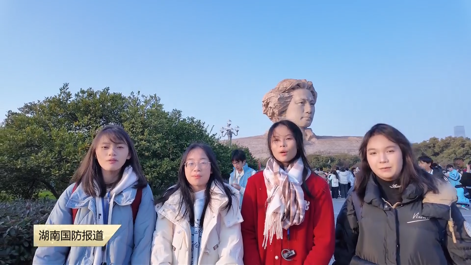 长沙：青年学子在橘子洲诵《沁园春·长沙》 深情缅怀伟人