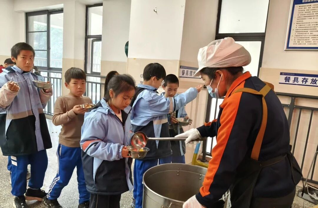 湖南多所中学食堂注入“妈妈味”，招聘家长来食堂工作，以“家长标准”挑剔食材、把控火候