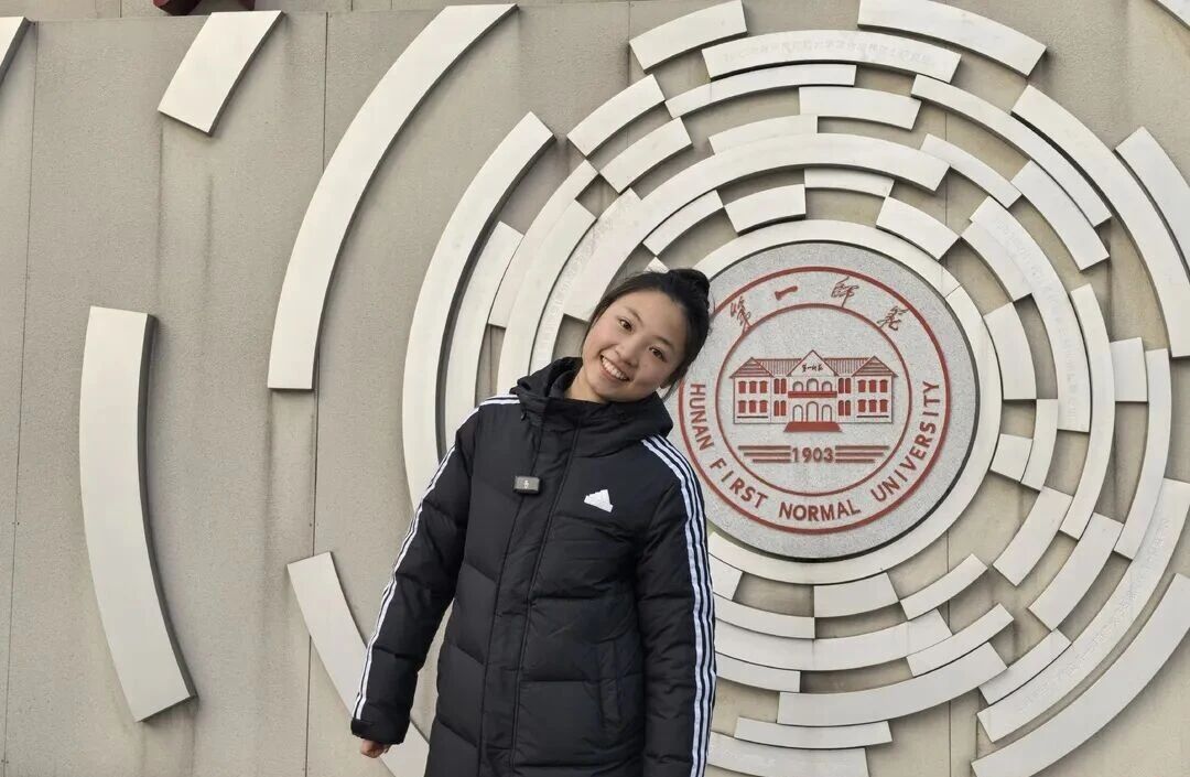 在长城哽咽吟诗的女孩，向全网发出邀约：来橘子洲头，共诵《沁园春・长沙》