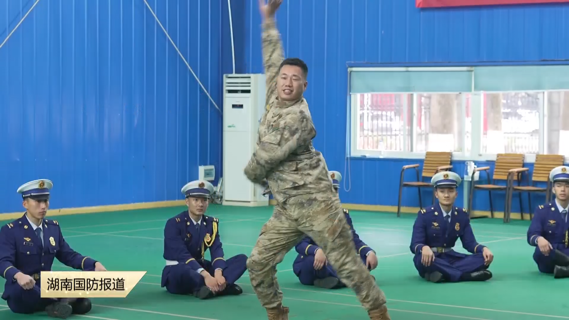 红场阅兵展大国风范 仪仗兵“智吻”巧解难题