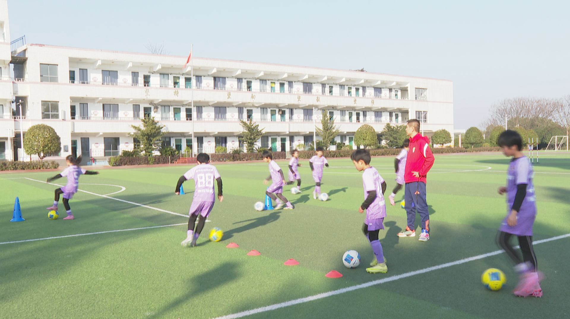 退役军人扎根“绿芯” 用足球点亮乡村孩子童年