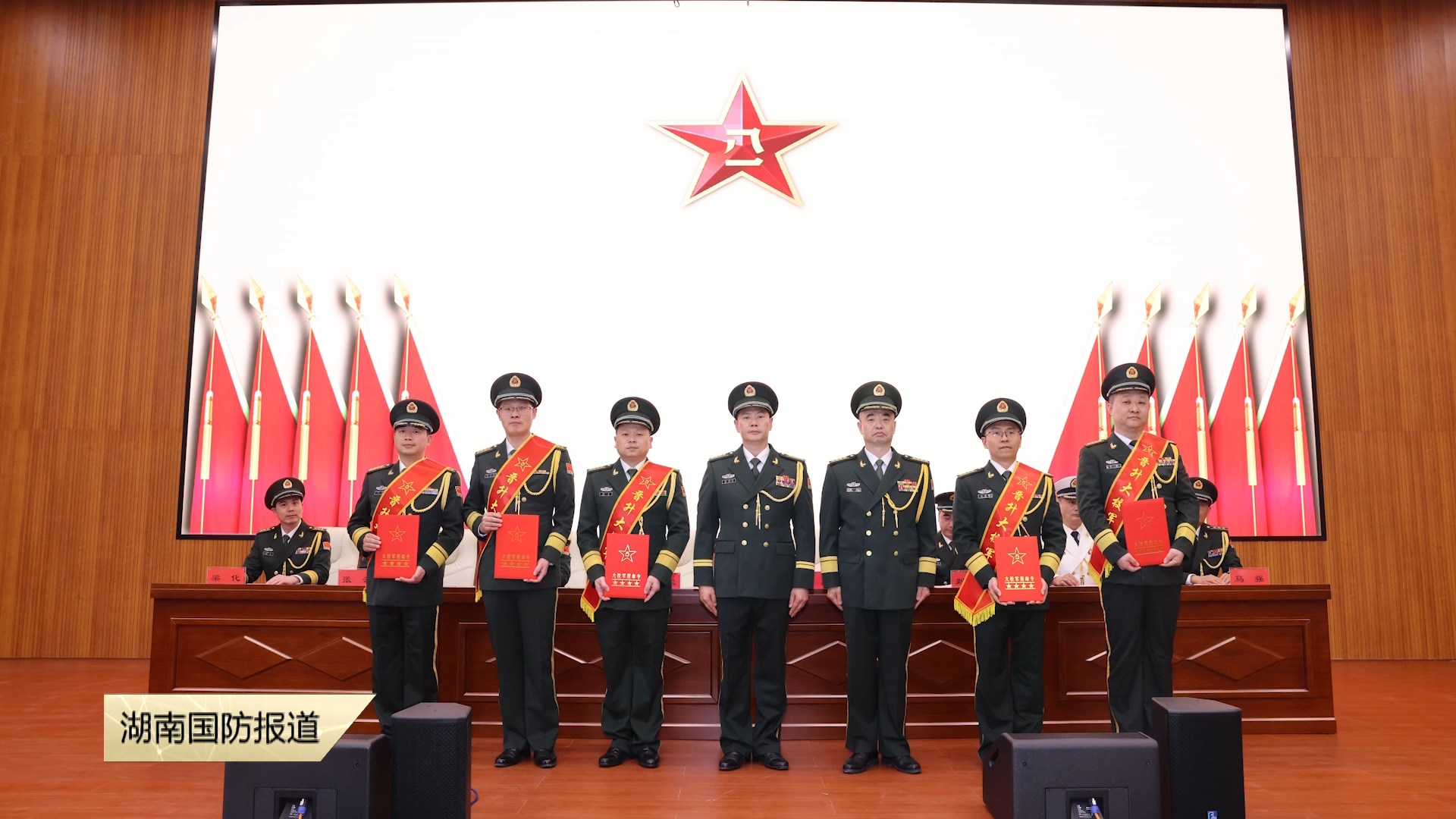 国防科大气象海洋学院举行军官晋升军衔暨退役仪式