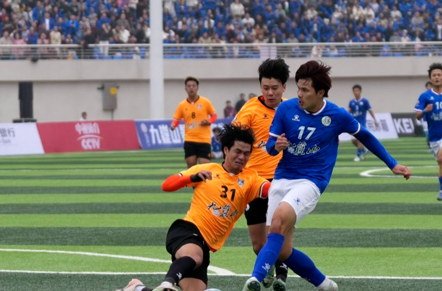 新华社： “湘超”冠军城 足球热不熄