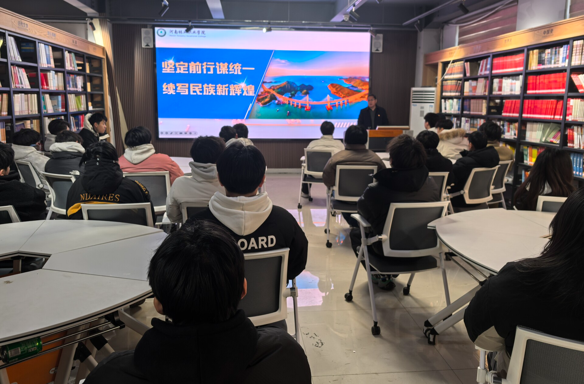 如何促进思政课堂和社会课堂有效融合？这些政策有支持