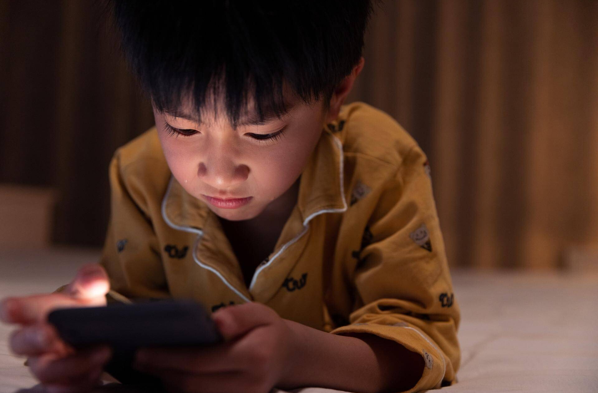 如何保护未成年人安全、合理地使用社交媒体？