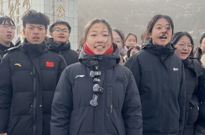 长城“背诗女孩”陈欣妍登上六盘山，“感谢网友支持，将做真诚且热烈的人”