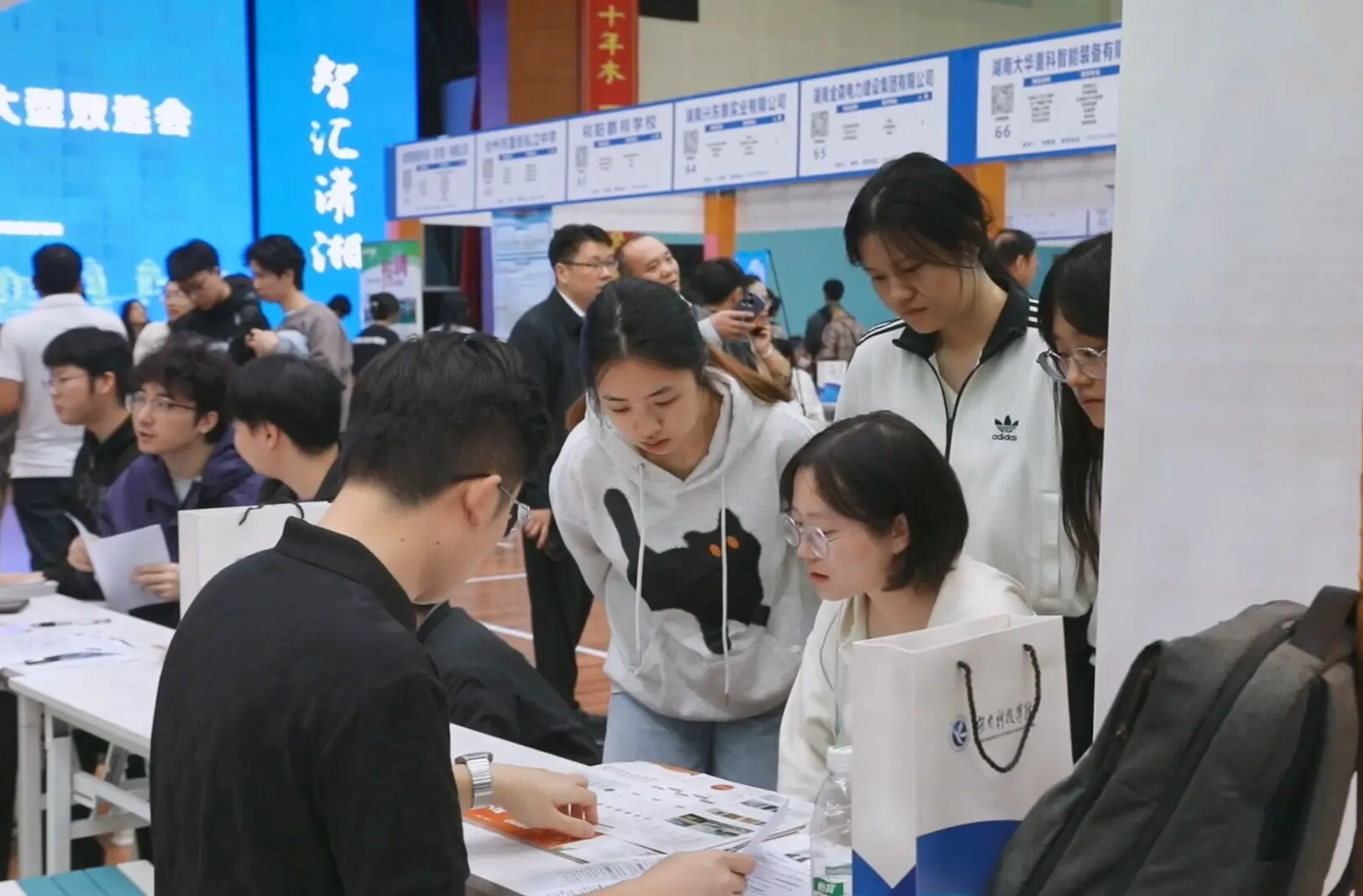 专项行动为高校毕业生提供就业服务 约71.8万人达成初步就业意向