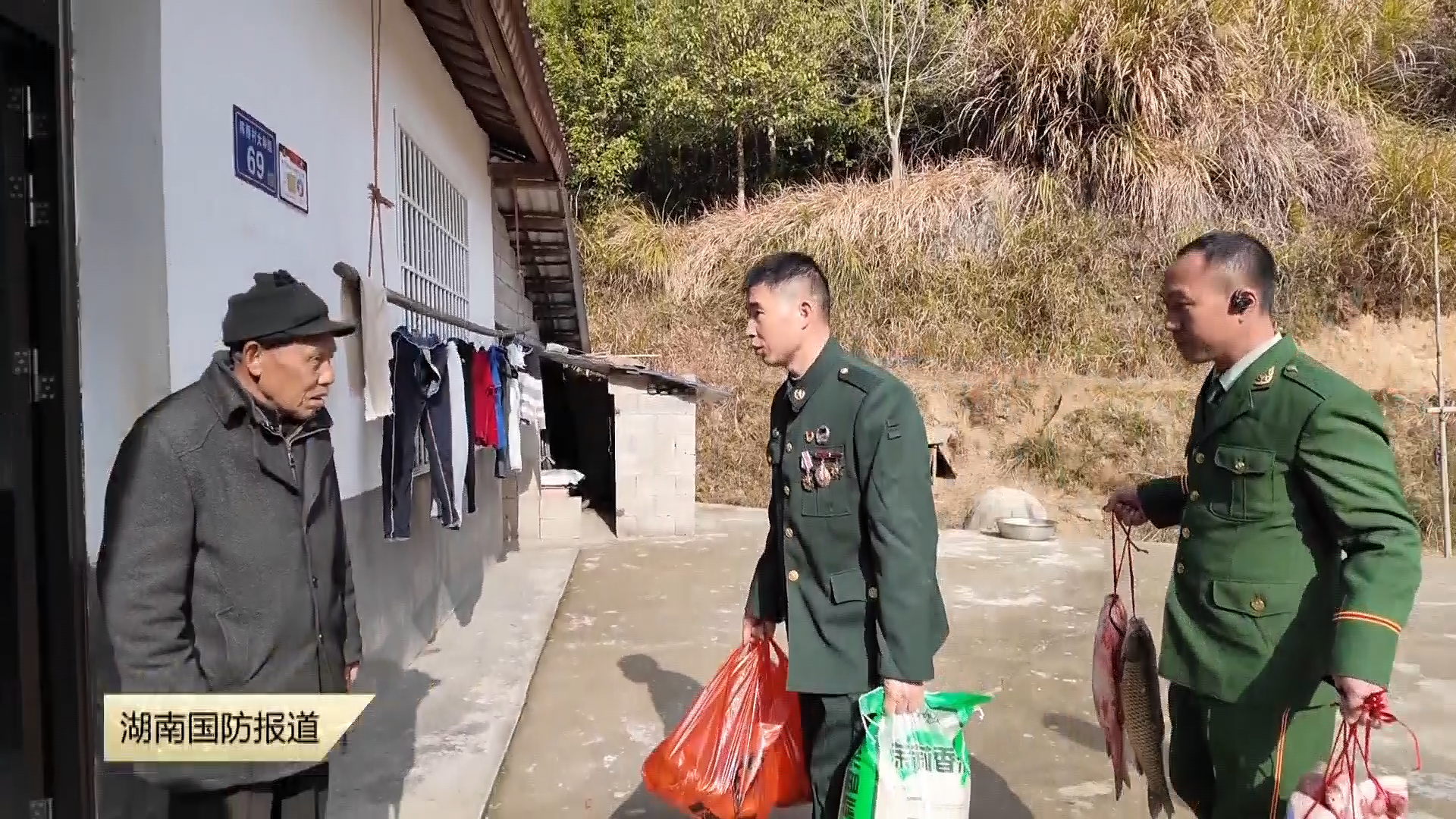 浏阳：深深战友情 退役军人组团给困难老兵送“暖心礼”