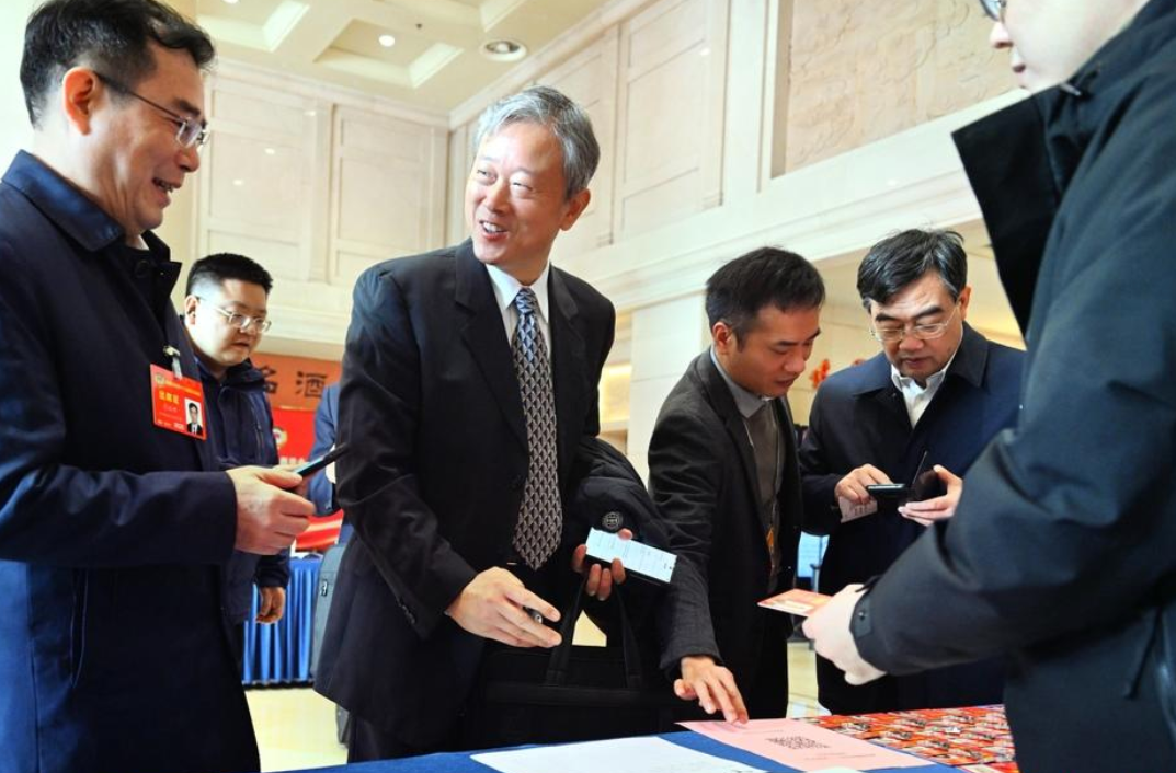 湖南省政协委员抵长报到