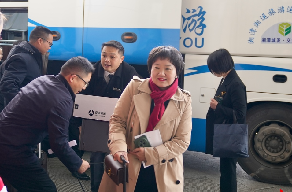 湖南省人大代表抵长报到