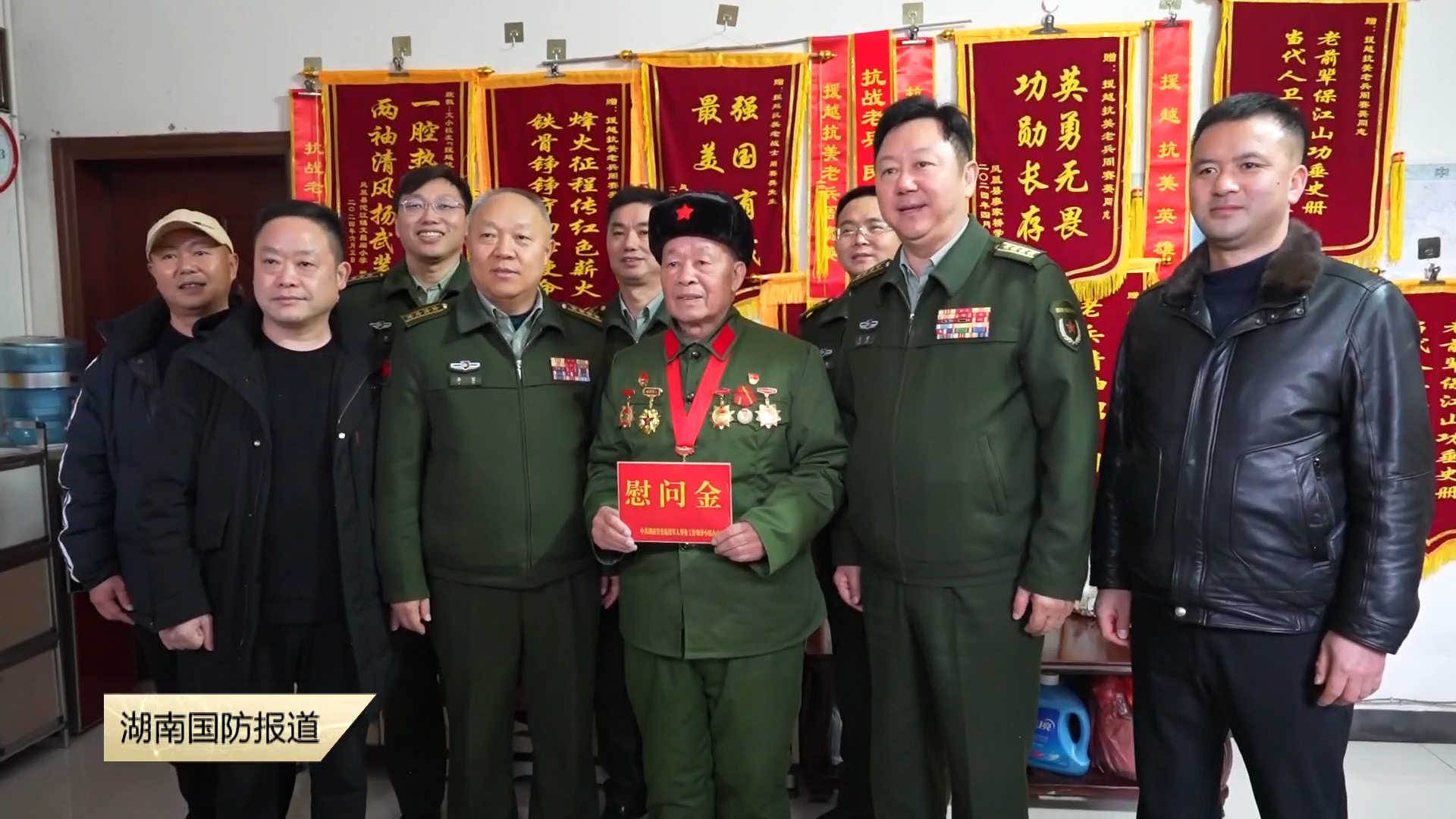 省军区政治工作局工作组深入凤凰县开展走访慰问活动