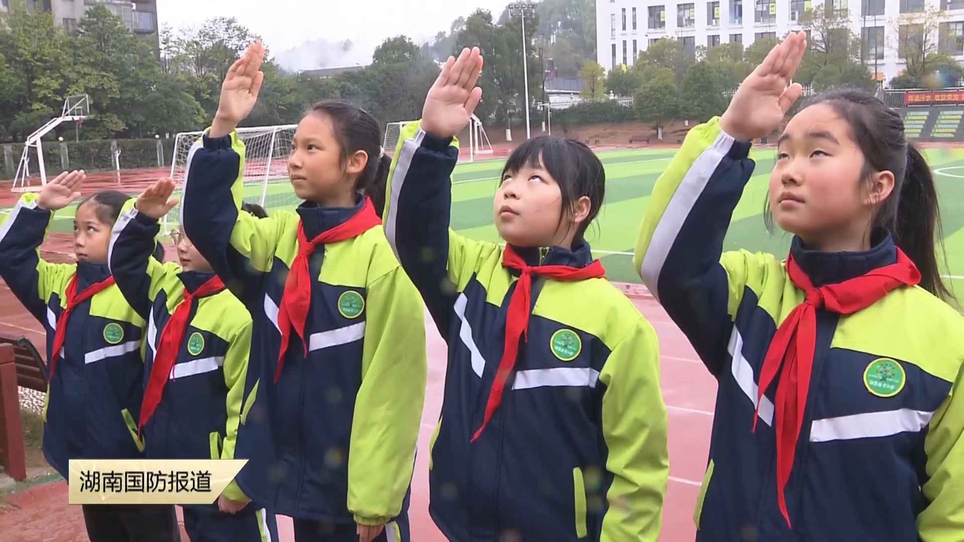 千里国旗传深情 云端共话强军梦——长沙师生与边防官兵共上国防教育课