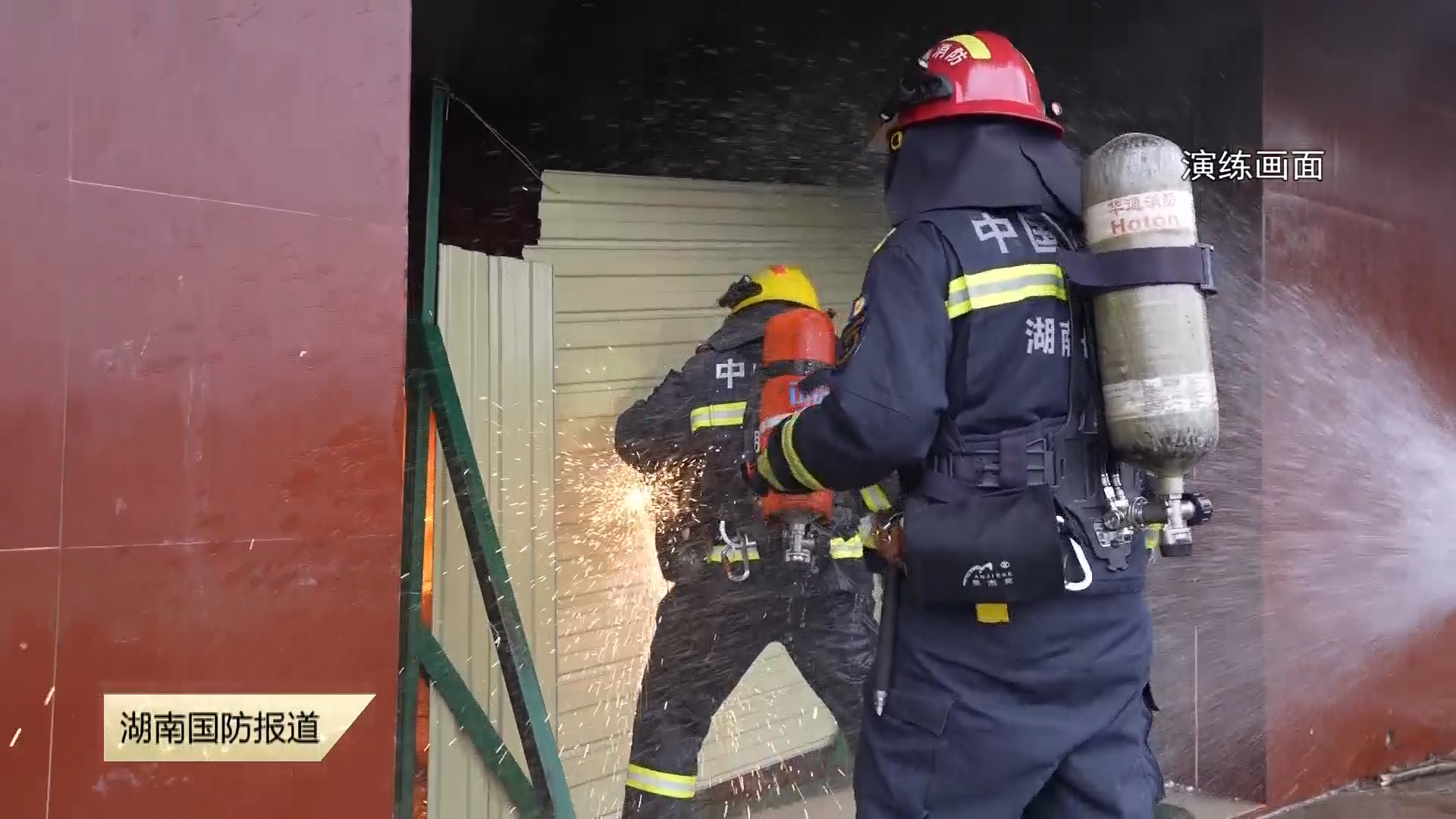 火场 “大考” 练真功！长沙消防组织开展自建房火灾处置实战拉动演训